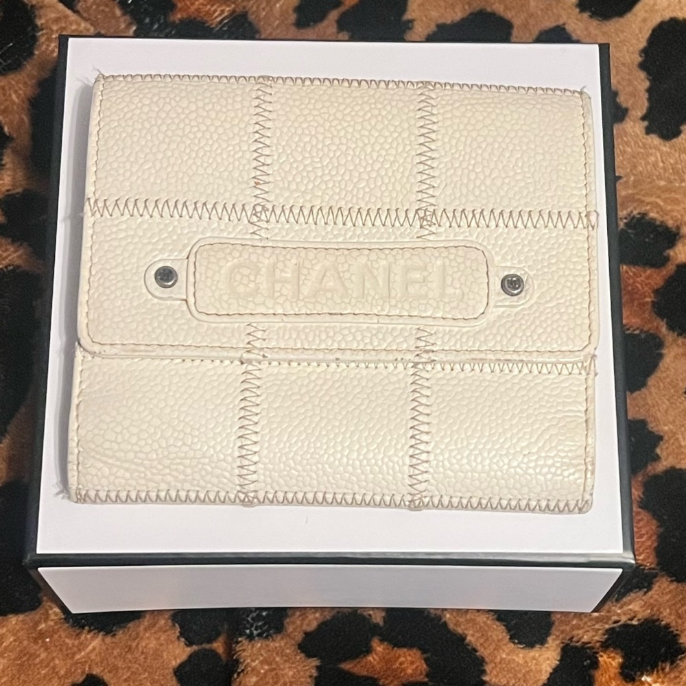 CHANEL 2006 Ivory Compact wallet